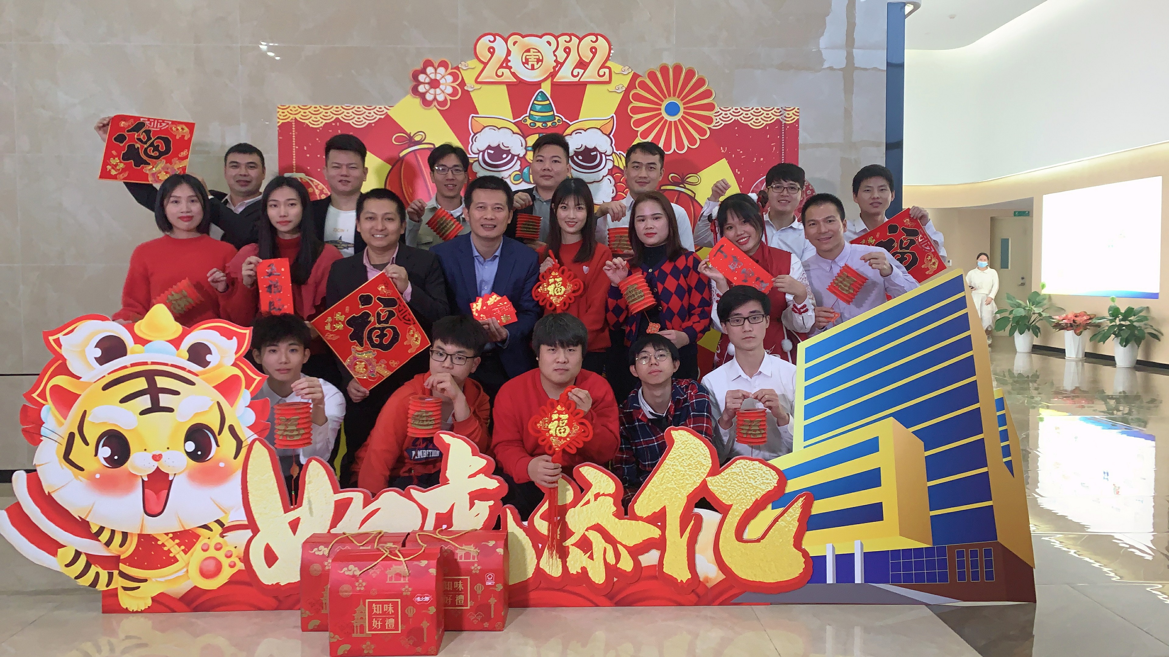 2022年全员一镜到底送虎年新春祝福